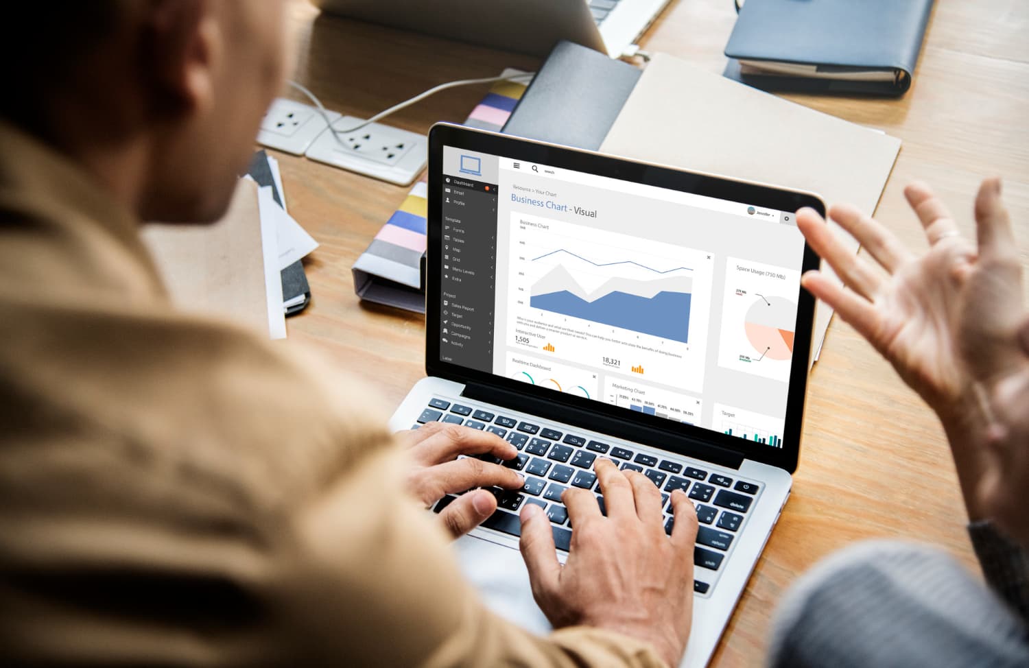 Équipe en train d'analyser les données d'un audit SEO