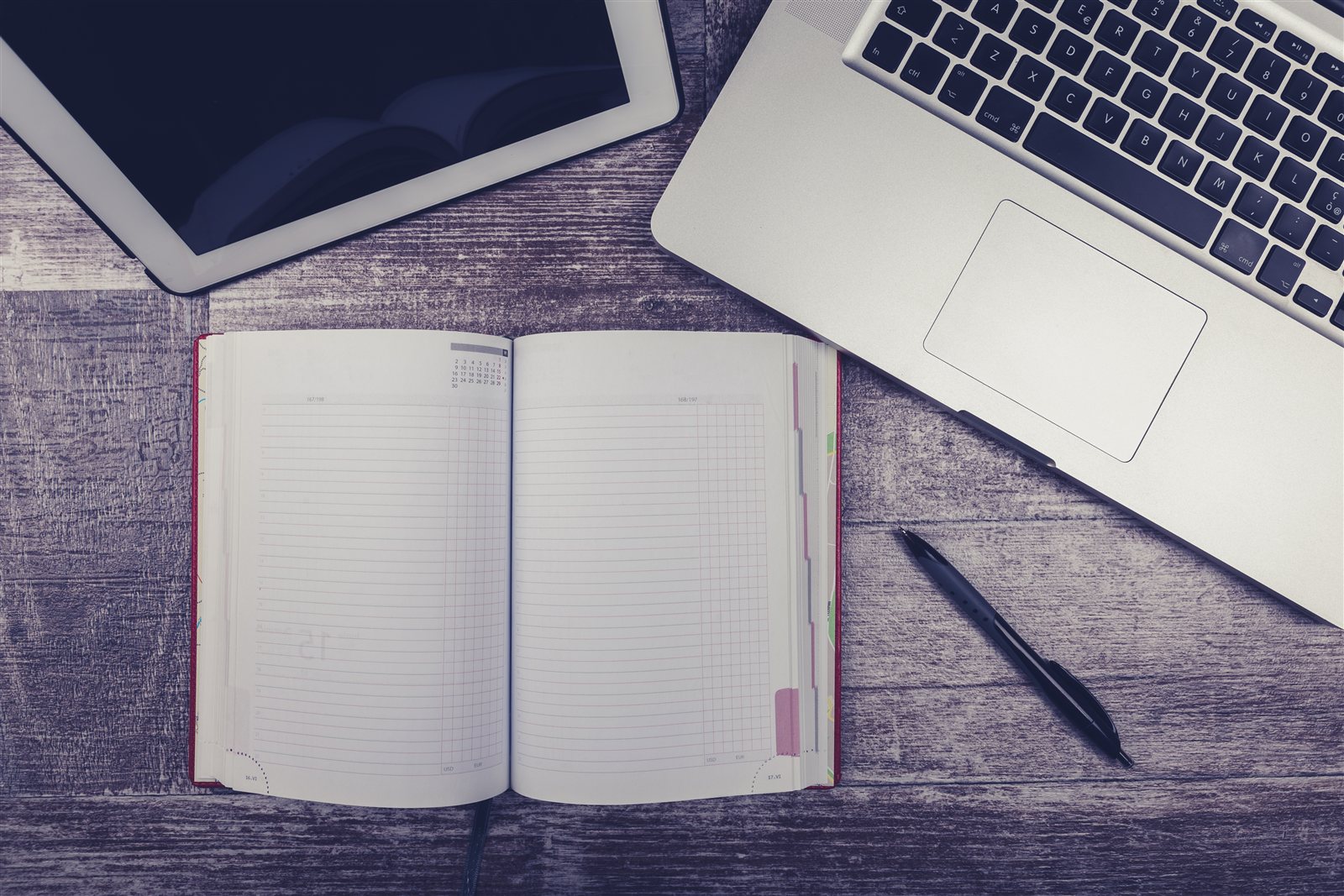Laptop, carnet et tablette sur bureau bois — structuration de contenu